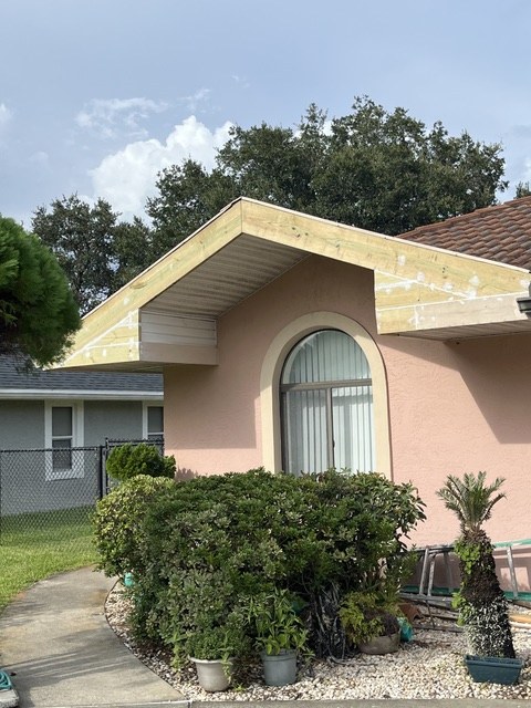 Wood rot repair on the eave and fascia of a Florida home by Jeff Handyman