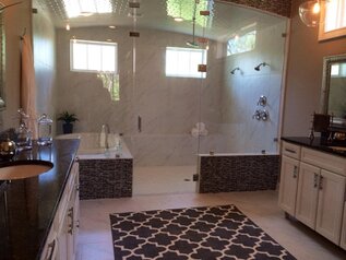 BATHROOM WITH SHOWER AND TUB TOGETHER.jpg
